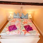 Holiday home Urlaubsmagie - Maisonette-Wohnung Wanderfalke - Saisonaler Pool *